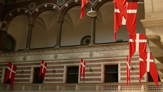 Interiør fra København Rådhus med hængende Dannebrogsflag